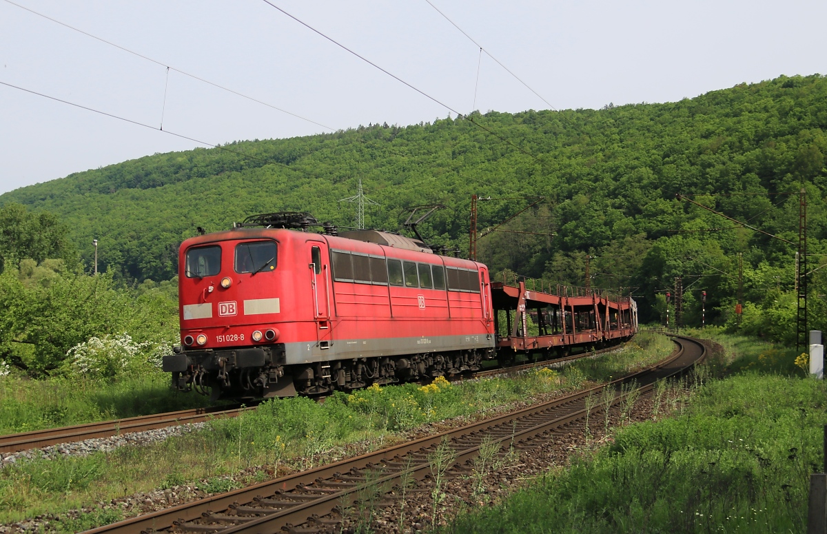 151 028-8 mit leeren Autotransportwagen in Fahrtrichtung Süden. Aufgenommen in Wernfeld am 12.05.2015.