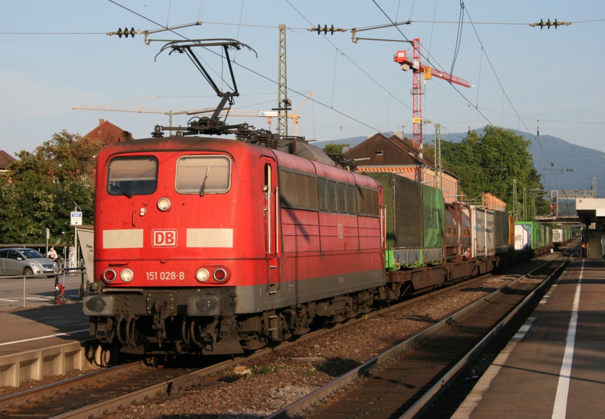 151 028 mit Gterzug Richtung Offenburg am 19.08.2009 in Emmendingen