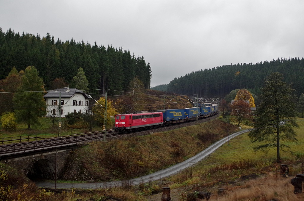 151 029 schiebt am 20.10.2013 KT 42146 �ber die Frankenwald S�drampe bei Bastelsm�hle gen Saalfeld. 