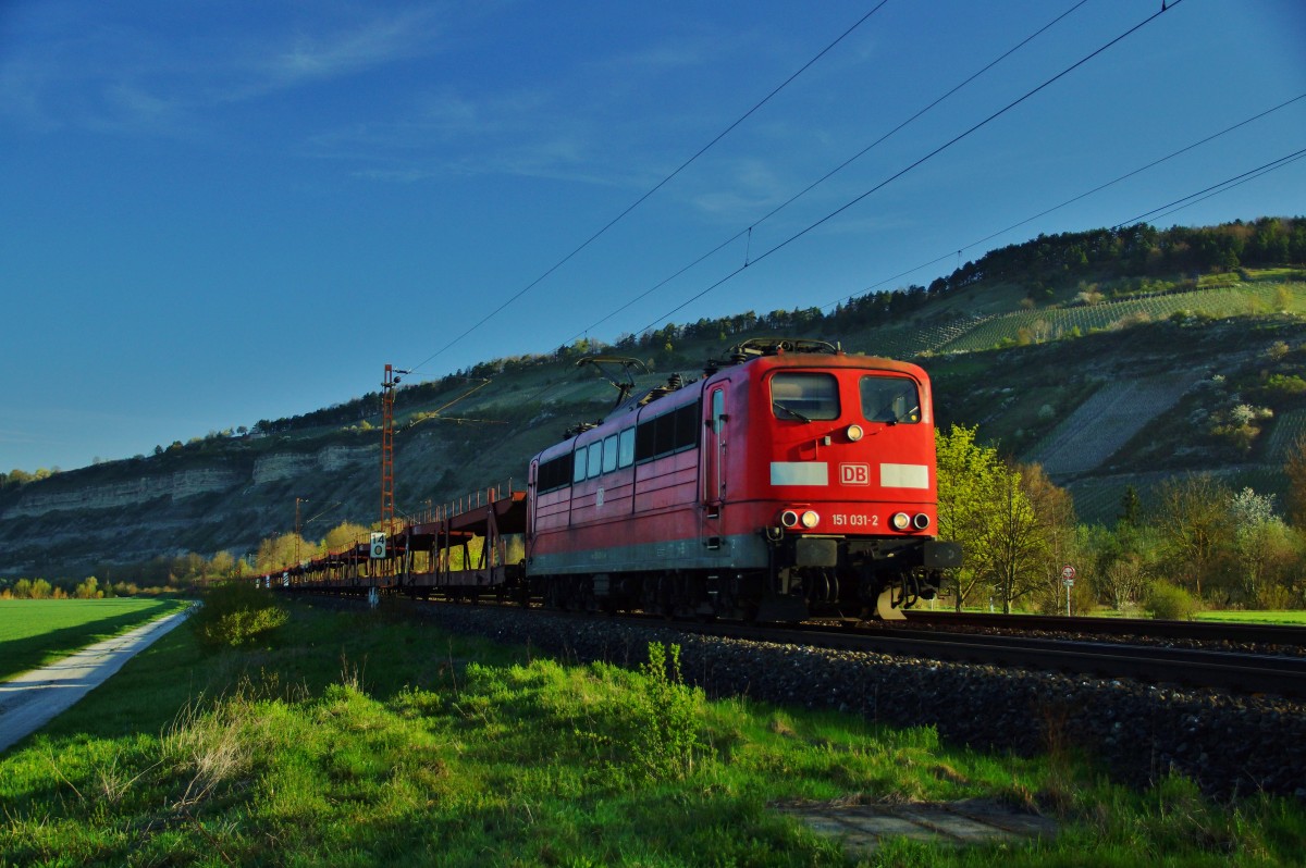 151 031-2 ist am 15.04.15 mit einen leeren Autozug in Richtung Würzburg unterwegs bei Thüngersheim.