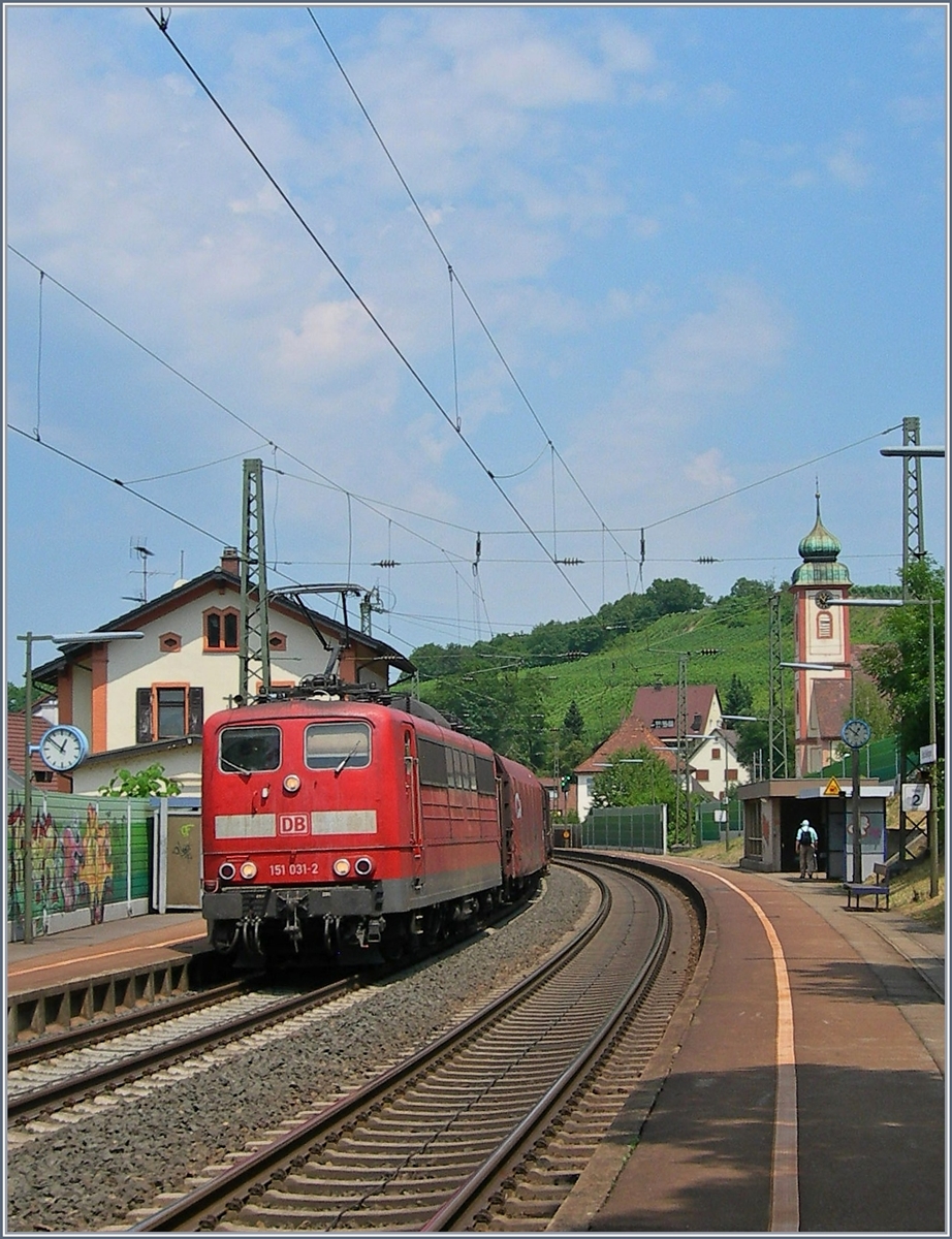 151 031-2 fhrt am 5. Juli 2006 mit einem Gterzug durch Bad Bellingen.
