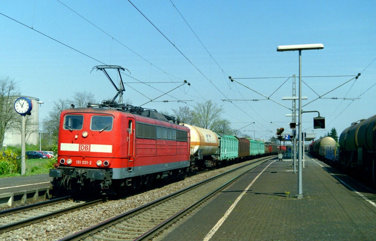 151 031 mit Gterzug Richtung Karlsruhe am 14.04.2007 in Waghusel