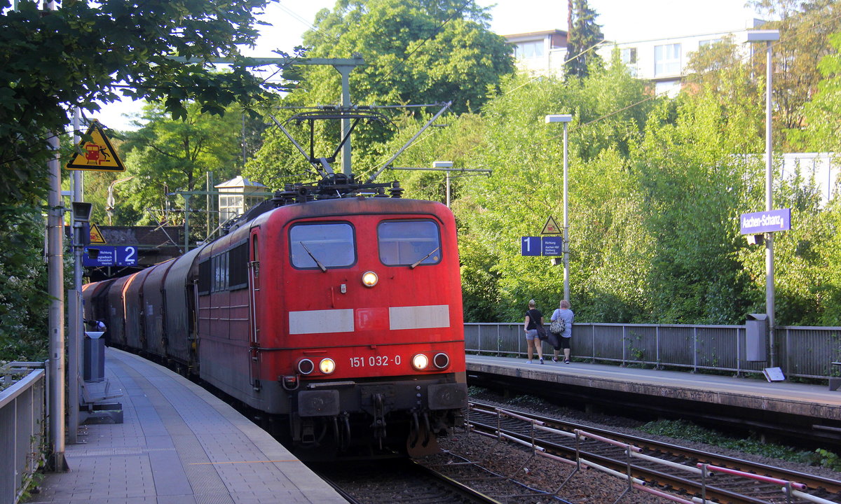 151 032-0 von DB-Railpool kommt aus Richtung Köln,Aachen-Hbf mit einem Coilzug aus 	Landshut(D) nach Kinkempois(B) und fährt durch Aachen-Schanz in Richtung Aachen-West. Aufgenommen vom Bahnsteig von Aachen-Schanz. 
Bei Sommerwetter am Morgen vom 19.6.2019.