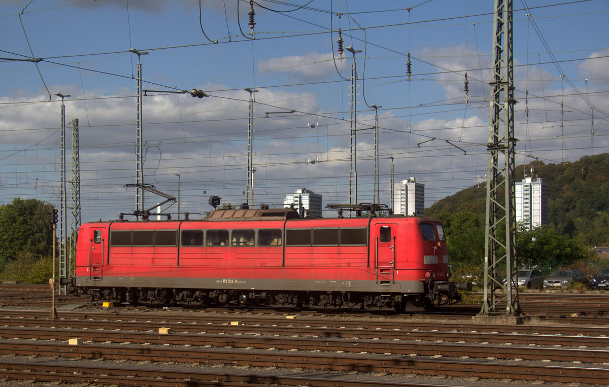 151 032-0 von DB-Railpool rangiert in Aachen-West. 
Aufgenommen vom Bahnsteig in Aachen-West.
Bei Sonne und Wolken am Nachmittag vom 18.9.2019. 