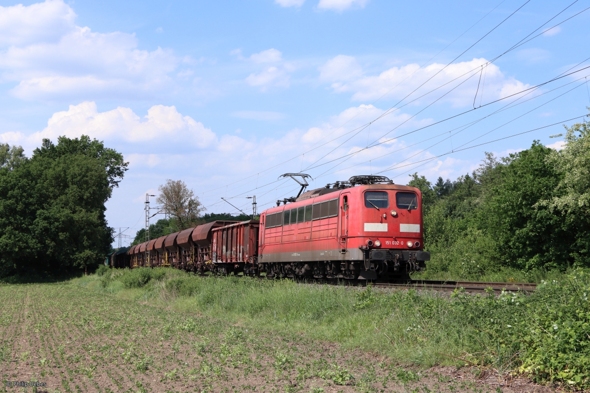 151 032-0 mit einem gemischten Güterzug in Ratingen Lintorf, 18. Mai 2022