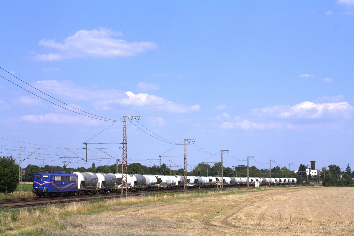 151 033-8 ist am 21.08.2015 mit Zement nach Geseke unterwegs. Aufgenommen bei Timmerlah.