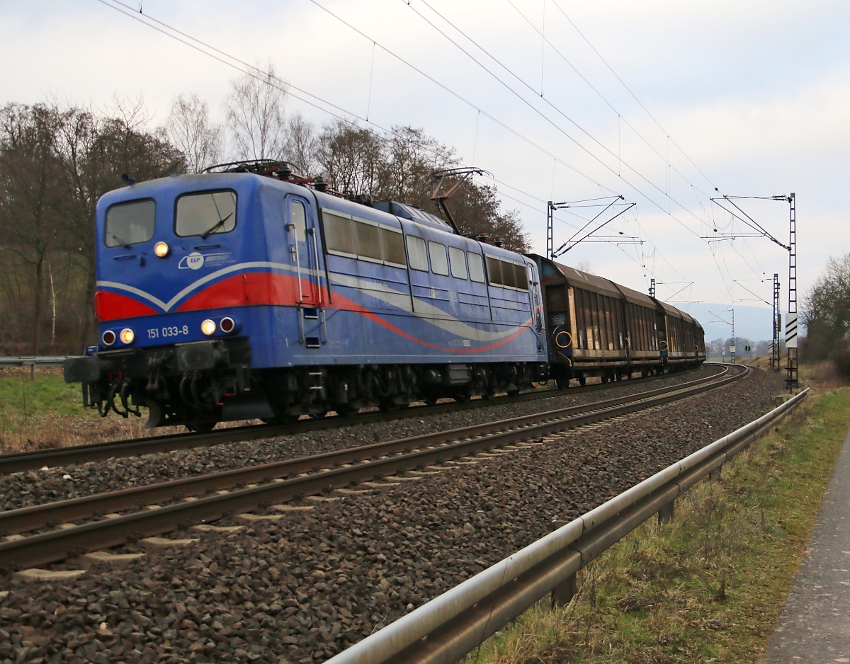 151 033-8 der EGP mit Schiebewandwagen-Ganzzug in Fahrtrichtung Süden. Aufgenommen am 13.03.2016 in Wehretal-Reichensachsen.