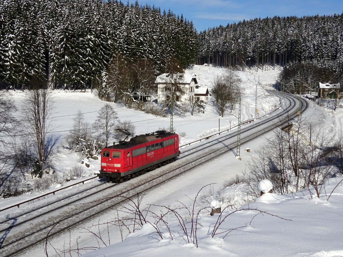 151 034-6 ist am 07. Februar 2015 solo im Frankenwald bei Steinbach am Wald in Richtung Pressig-Rothenkirchen unterwegs.