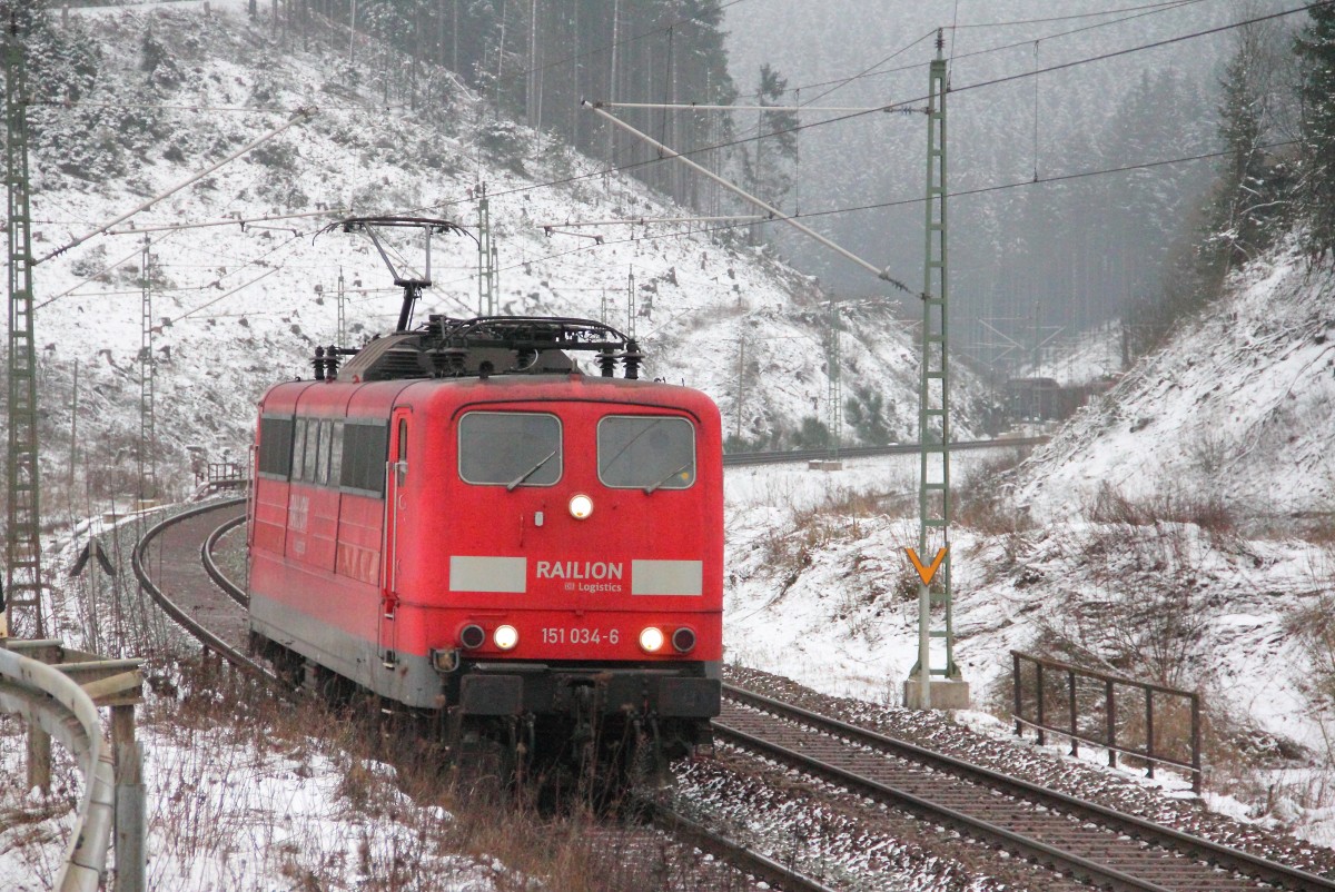 151 034-6 DB Schenker fhrt ber die Frankenwaldrampe bei Steinbach am 23.01.2015.