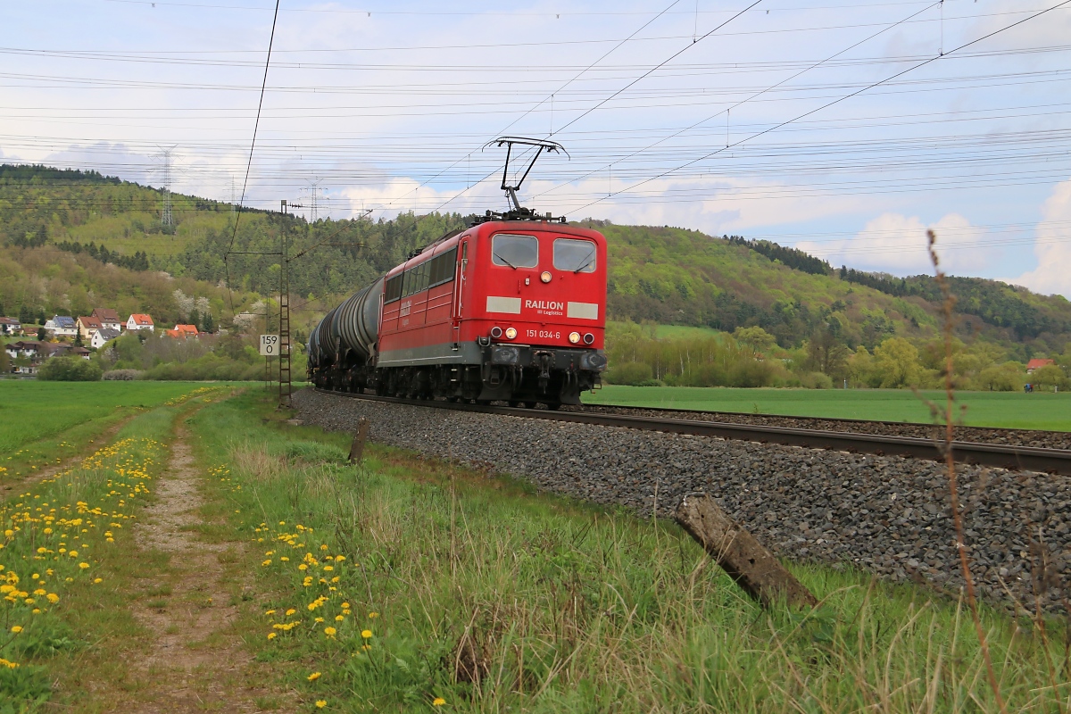 151 034-6 mit Kesselwagenzug in Fahrtrichtung Süden. Aufgenommen zwischen Mecklar und Ludwigsau-Friedlos am 26.04.2015.