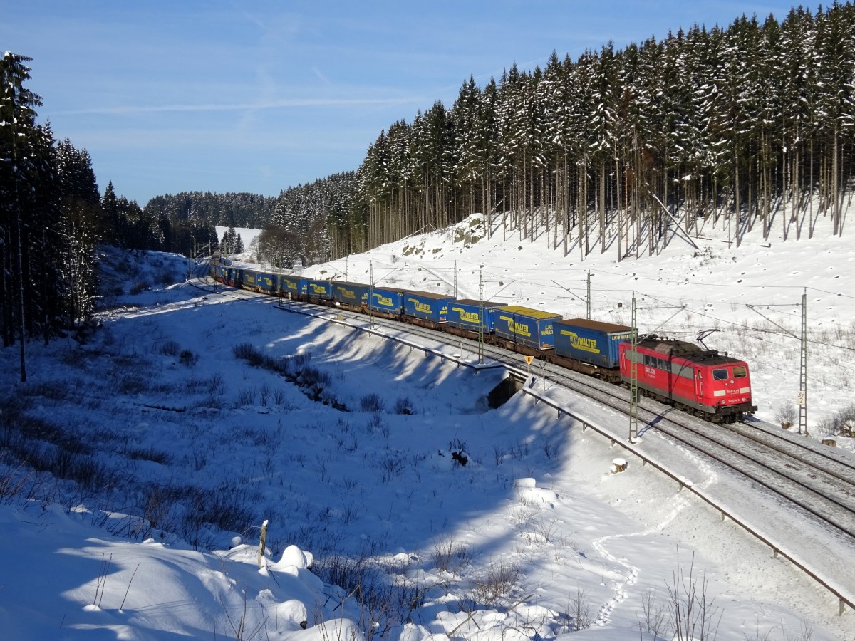 151 034-6 schiebt am 07. Februar 2015 den LKW Walter KLV bei Steinbach am Wald die Frankenwaldrampe hinauf.