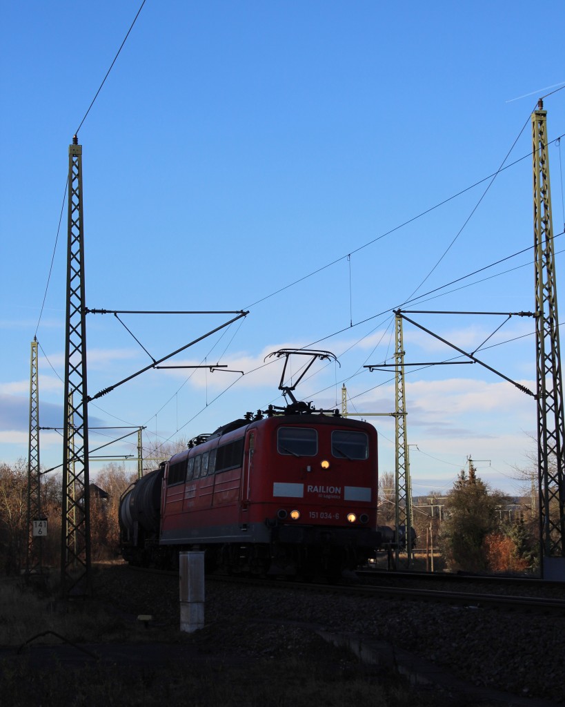 151 034-6 zusehen mit einem Kesselzug am 27.12.13 bei der Ausfahrt in Saalfeld/Saale.