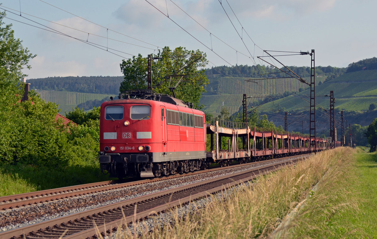 151 034 schleppte am Morgen des 12.06.17 einen leeren Autozug durch Himmelstadt Richtung Würzburg.