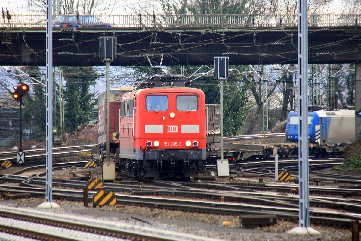 151 035-3 DB kommt aus Richtung Köln,Aachen-Hbf mit einem langen LKW-Zug aus Verona(I) nach Zeebrugge(B) und fährt in Aachen-West ein bei Sonne und Wolken am 29.12.2013.