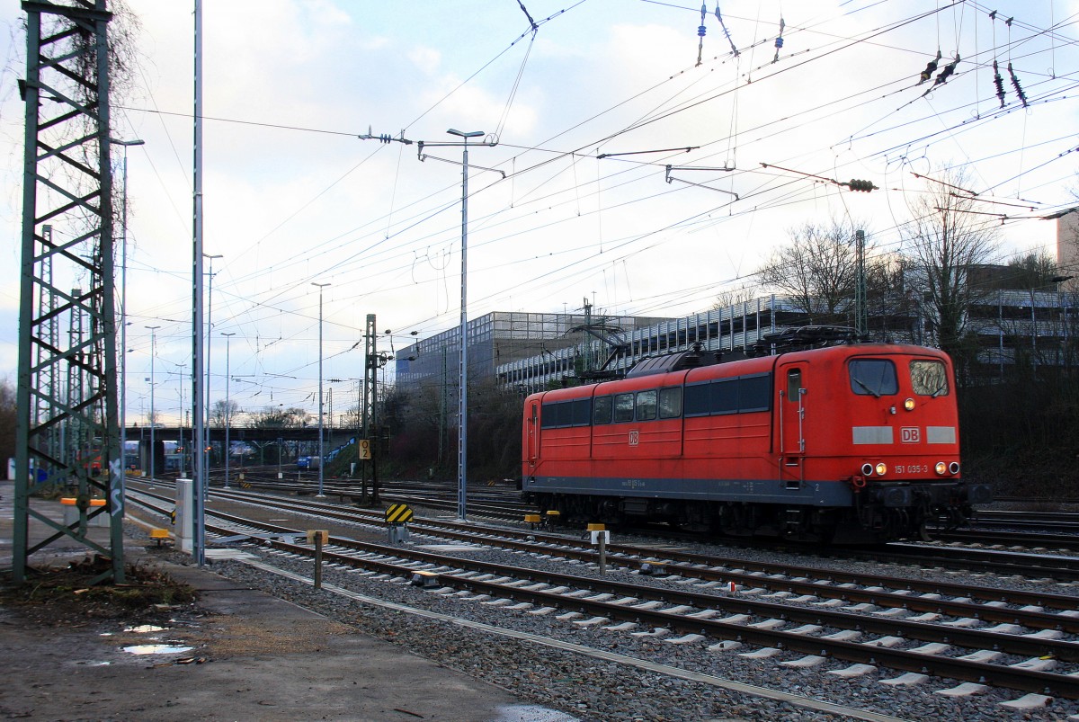 151 035-3 DB rangiert in Aachen-West bei Sonne und Wolken am 29.12.2013.