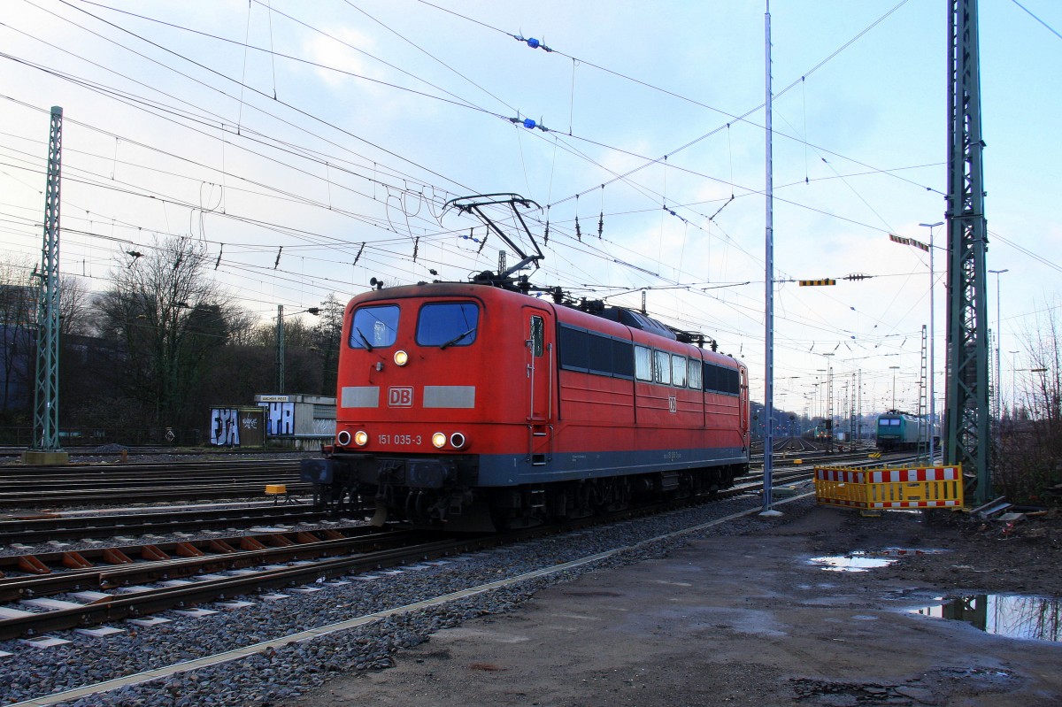 151 035-3 DB rangiert in Aachen-West bei Sonne und Wolken am 29.12.2013.