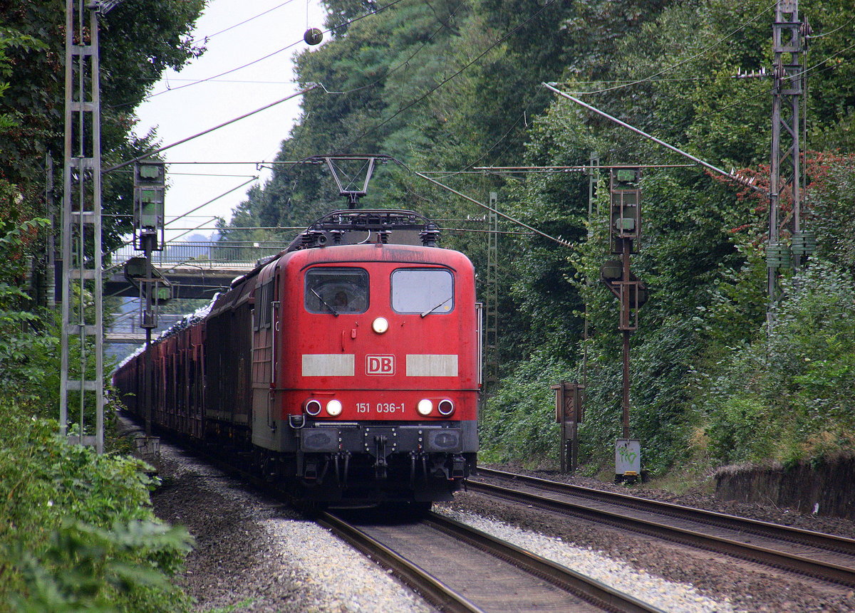 151 036-1 DB  kommt die Kohlscheider-Rampe hoch aus Richtung Neuss,Herzogenrath mit einem Audi-VW-Zug aus Osnabrück nach Kortenberg-Goederen(B) und fährt durch Kohlscheid in Richtung Richterich,Laurensberg,Aachen-West.
Aufgenommen vom Bahnsteig 2 in Kohlscheid. 
Am Abend vom 19.9.2016.