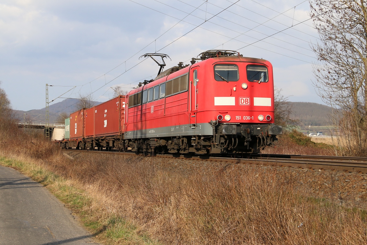 151 036-1 mit Containerzug in Fahrtrichtung Süden. Aufgenommen bei Niederhone am 04.03.2014.