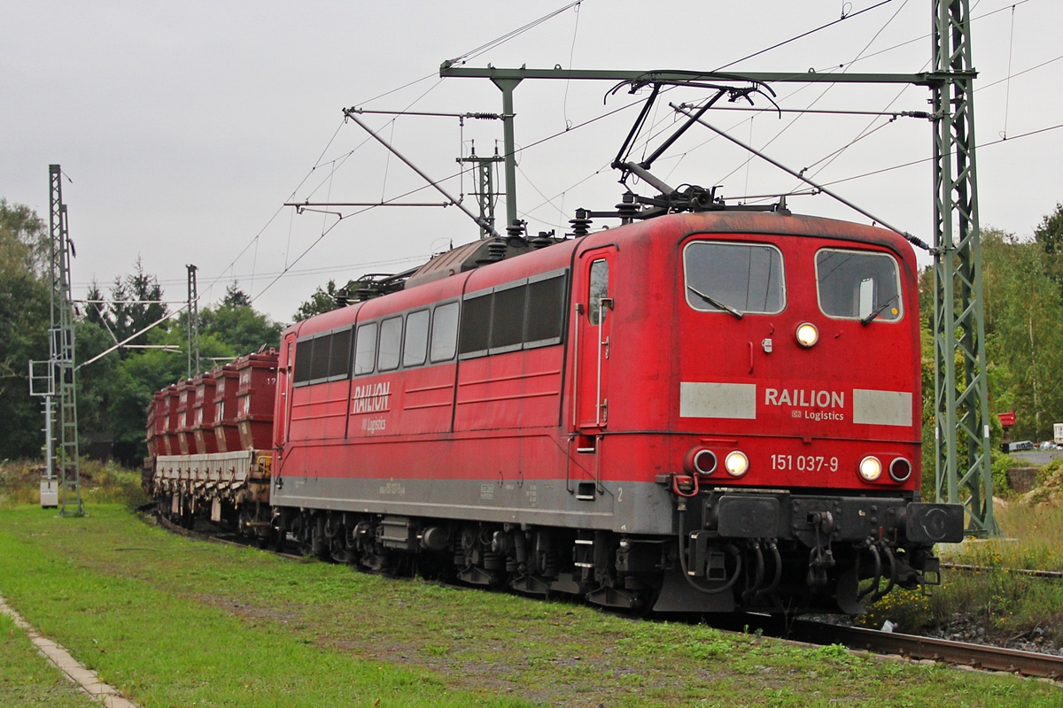 151 037-9 aus Richtung Frankfurt am Main kommend bei der Einfahrt in Baunatal-Guntershausen. 26.09.2014