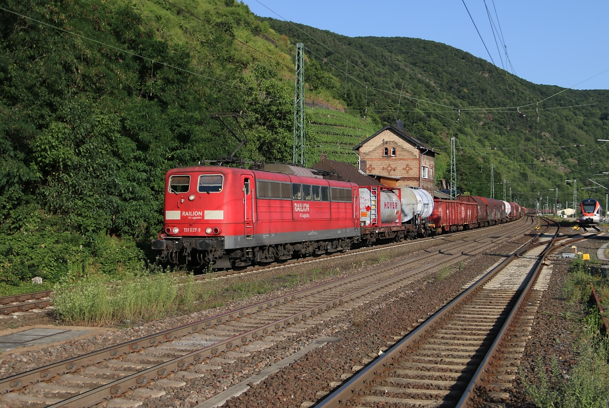 151 037-9 mit gemischtem Güterzug in Fahrtrichtung Koblenz. Aufgenommen in Kaub am Rhein am 16.07.2015.