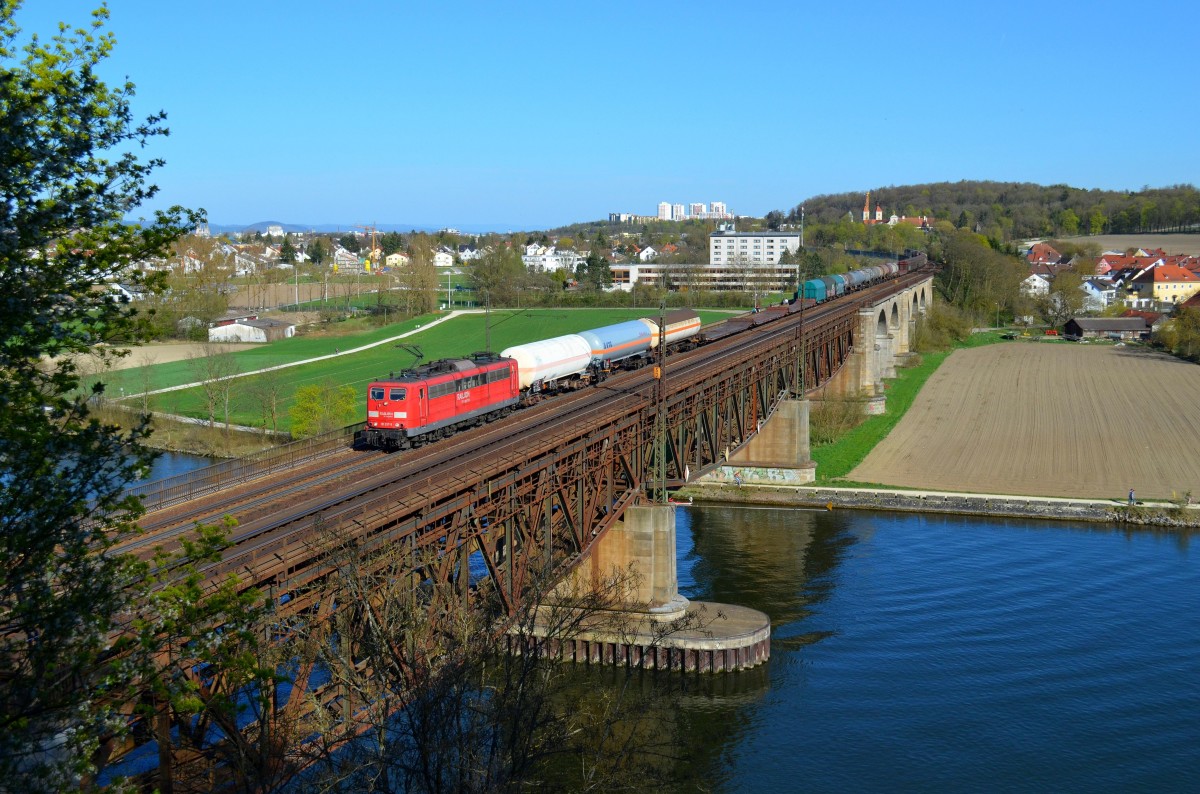 151 037 beförderte am 16.04.2015 einen gemischten Güterzüg in Richtung Nürnberg und konnte beim Überqueren der Donau in Regensburg Prüfening beobachtet werden.
