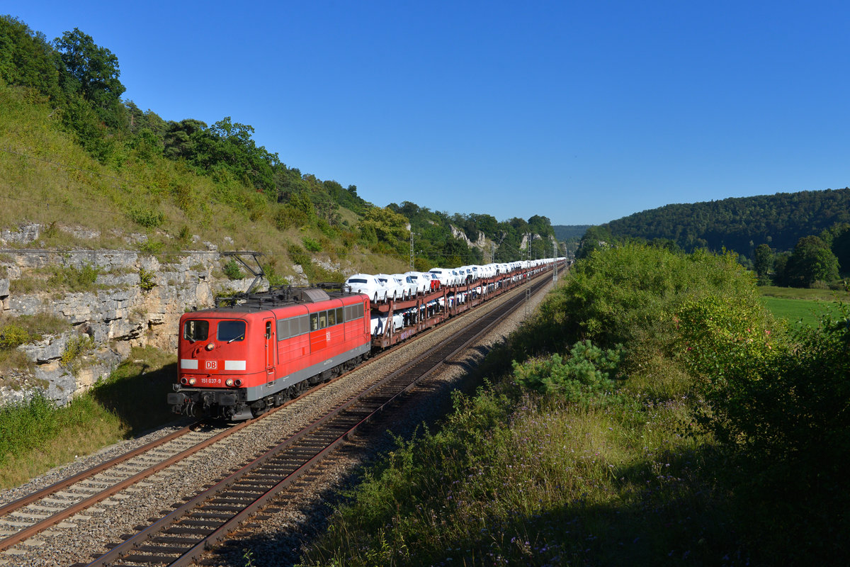 151 037 mit einem Autozug am 25.08.2016 bei Hagenacker.