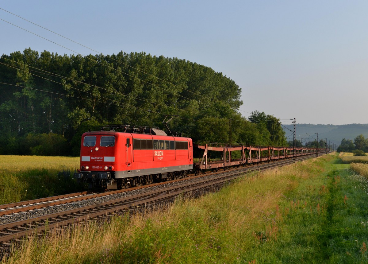 151 037 mit einem leeren Autozug am 06.07.2013 bei Himmelstadt.