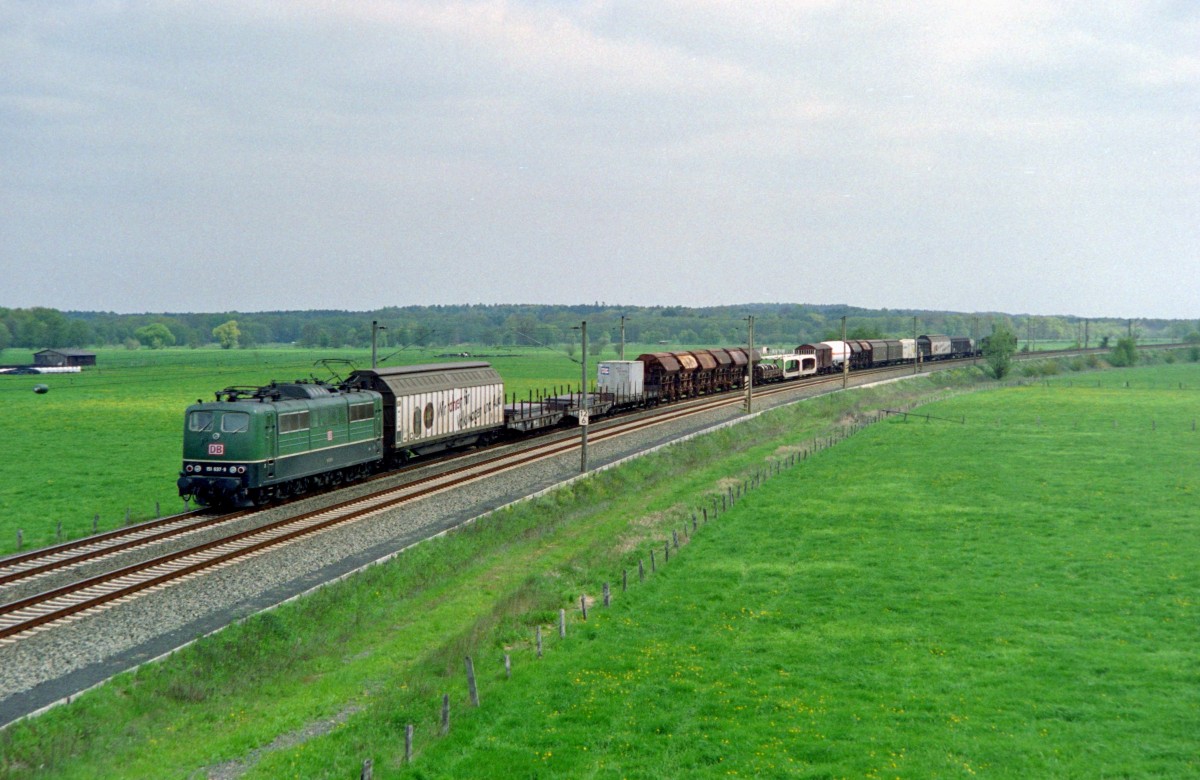 151 037 mit Gterzug Richtung Bremen am 16.05.1996 zwischen Maschen Rbf und Jesteburg
