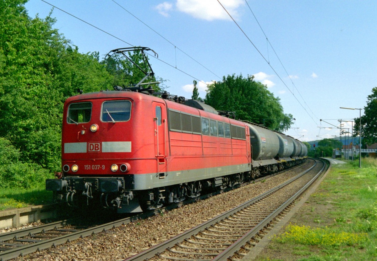 151 037 mit Gterzug Richtung Nrnberg am 04.07.2006 in Batzhausen
