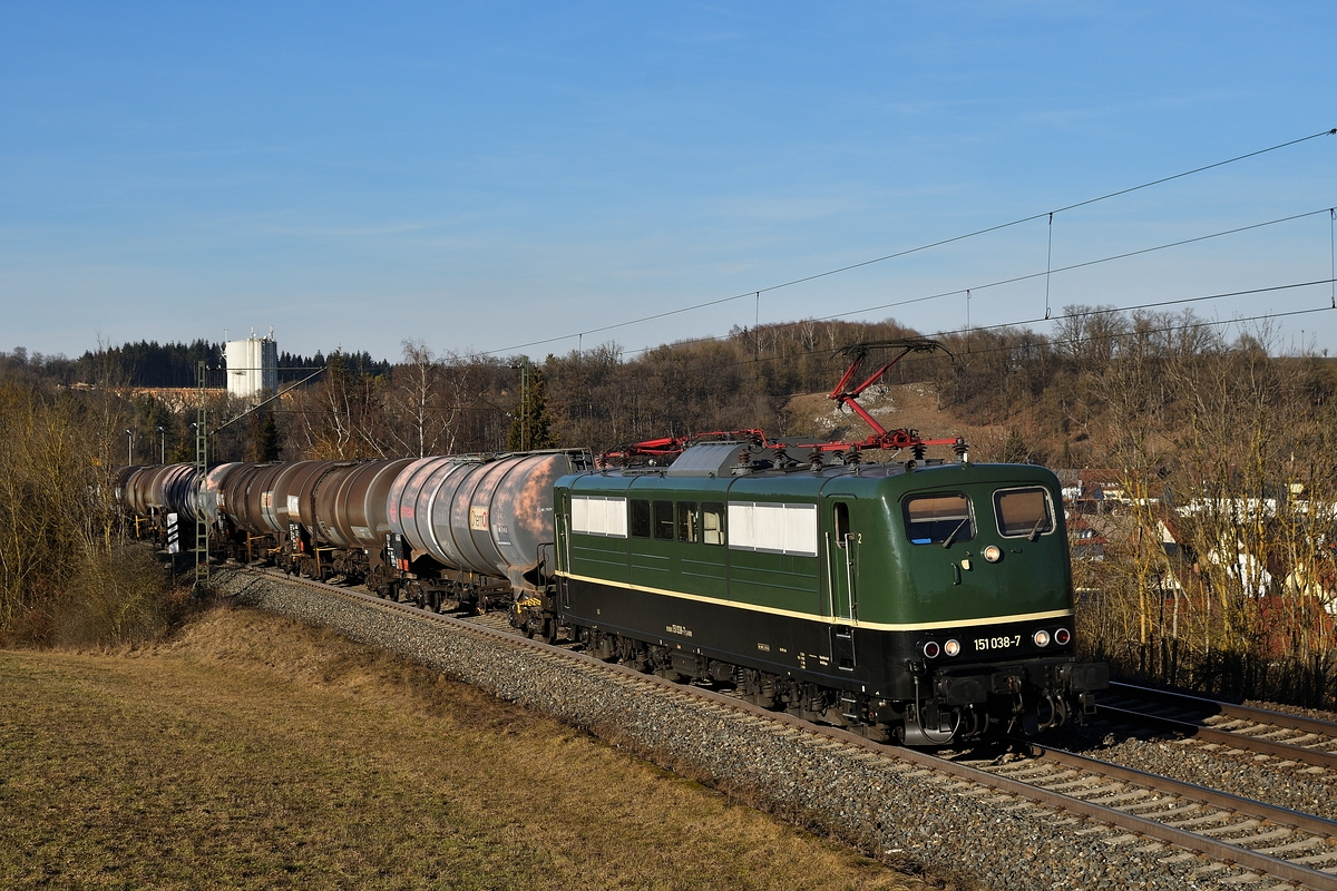 151 038 von Bayern Bahn hatte am 17. Februar 2019 einen Kesselzug am Haken, mit dem sie hier Westerstetten durchfährt. 