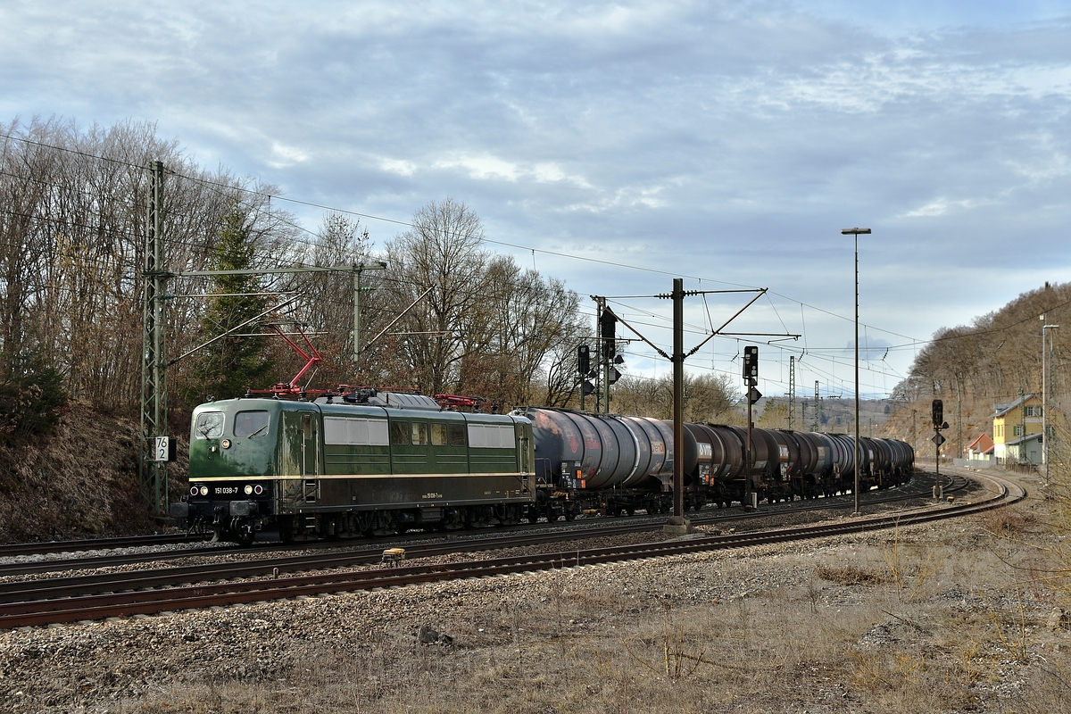 151 038 von BayernBahn mit einem Kesselzug am 3. März 2019 in Westerstetten.