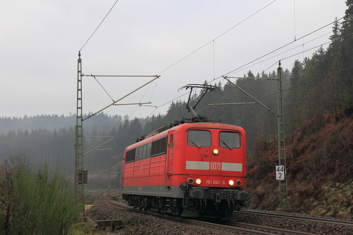 151 040-3 DBSR bei Steinbach im Frankenwald am 03.12.2015.