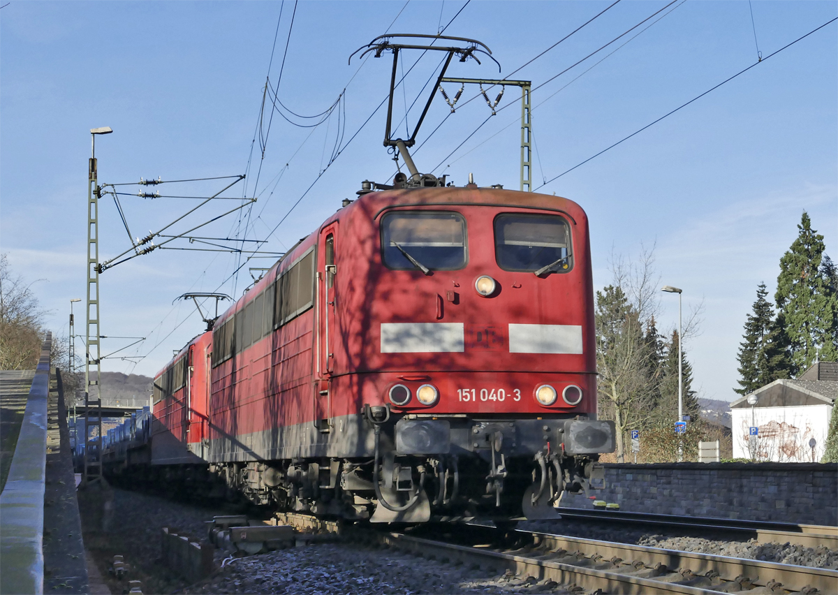 151 040-3 Doppeltraktion mit Stahlrollen durch Remagen - 19.01.2019