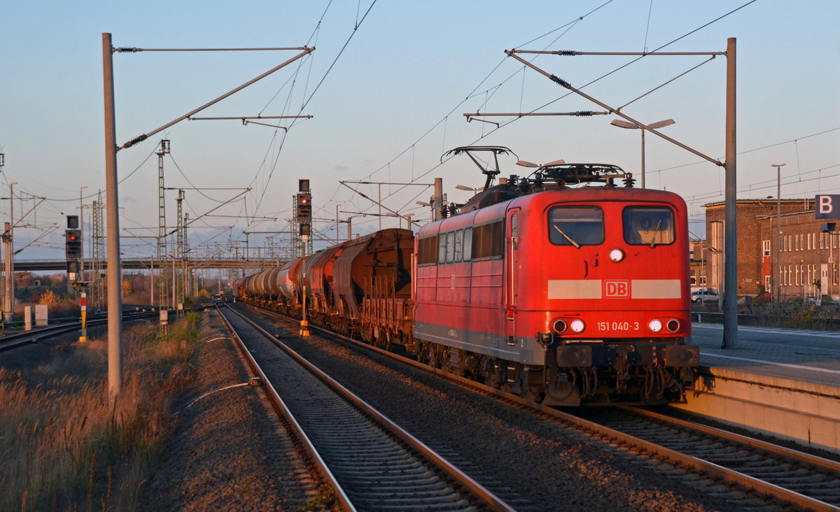 151 040 rollte bei bereits tiefstehender Sonne am Nachmittag des 27.11.16 mit einem gemischten Güterzug durch Bitterfeld Richtung Leipzig.