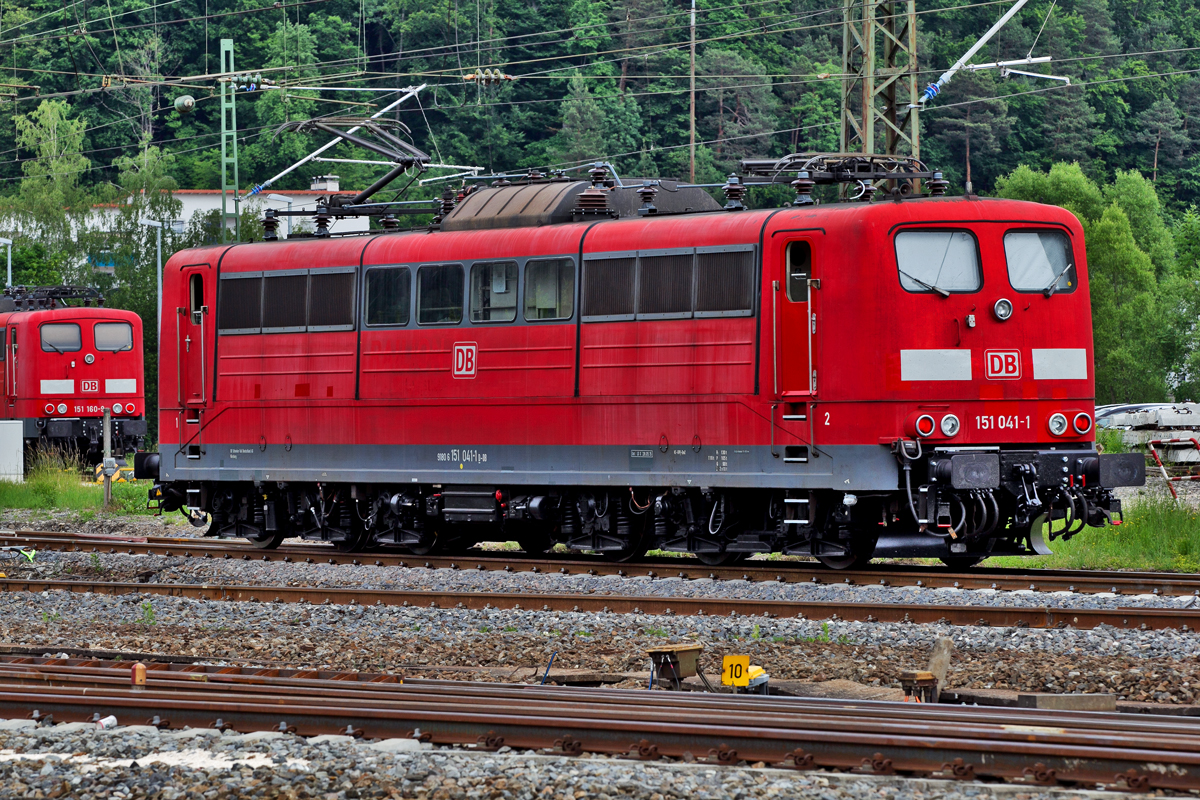 151 041-1 und dahinter die 151 160-8 im Bahnhof Geislinger(Steige).Bild vom 16.6.2015