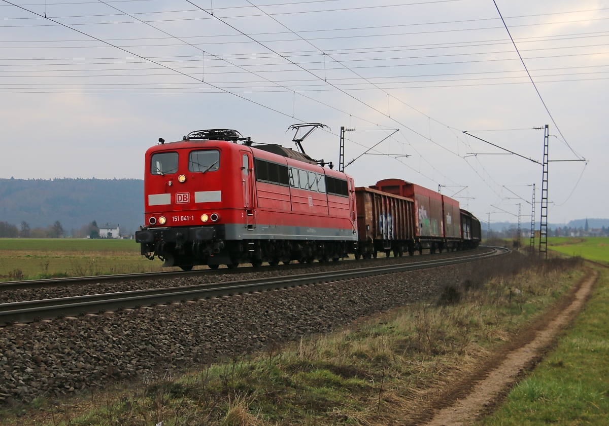 151 041-1 mit gemischtem Güterzug in Fahrtrichtung Norden. Aufgenommen zwischen Mecklar und Ludwigsau-Friedlos am 11.03.2016.