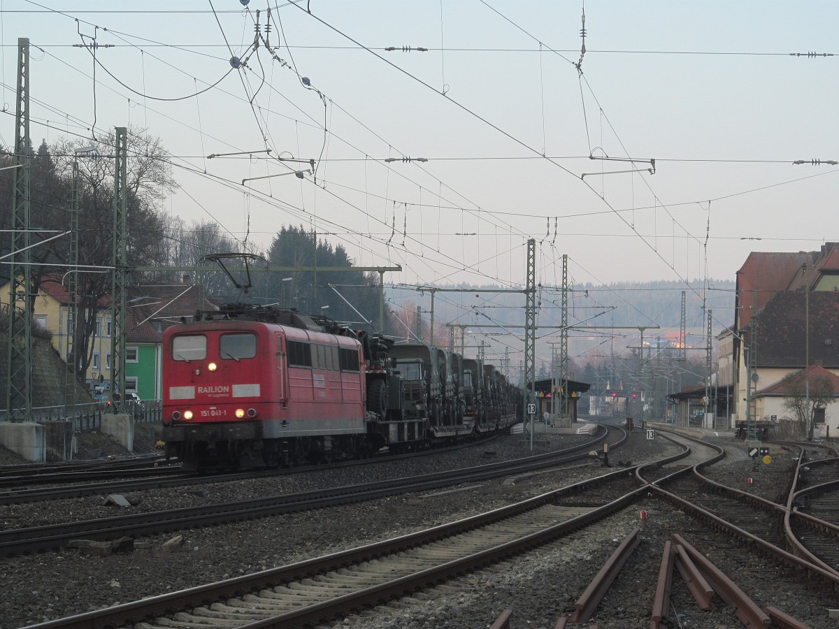 151 041-1 zieht am 11. März 2014 einen Militärzug durch Kronach in Richtung Lichtenfels.