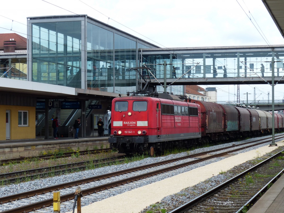 151 041 mit einen ganzzug am Haken fährt am 15.05.2014 durch den Regensburger Hauptbahnhof.