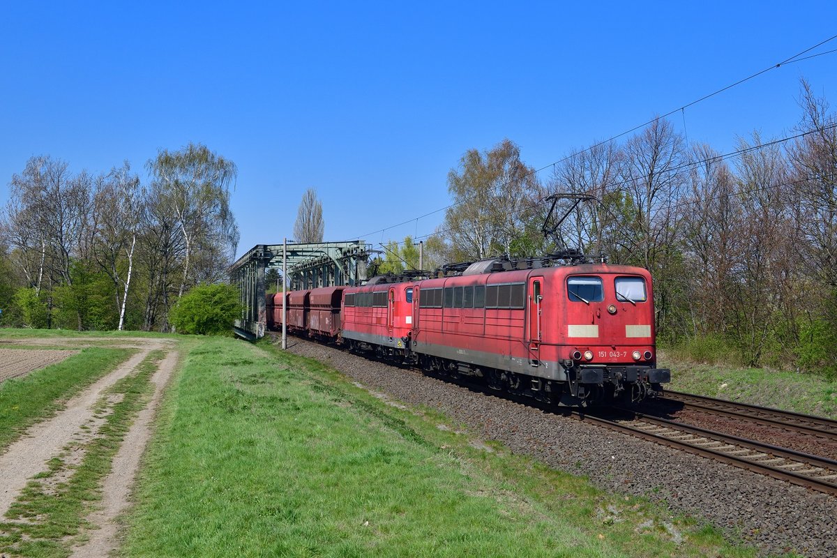 151 043 + 151 11x mit einem Erzzug am 16.04.2019 bei Woltorf.