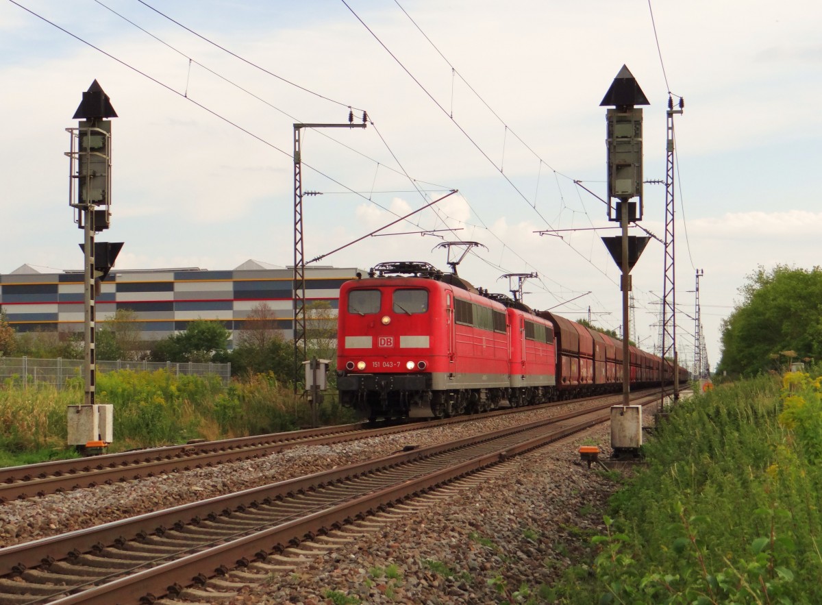 151 043-7 und 151 135-1 zu sehen am 11.09.15 bei Gersthofen.