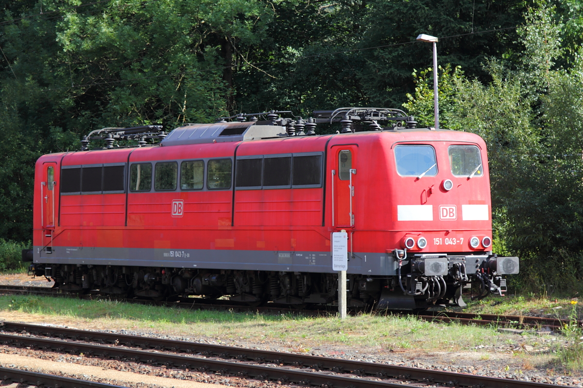 151 043-7 DB Cargo in Probstzella am 07.08.2017.