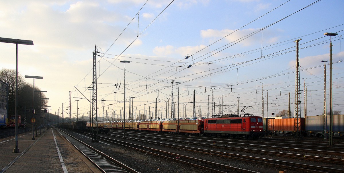 151 043-7 DB kommt mit einem langen Autozug aus Polen nach Belgien und fährt in Aachen-West ein.
Aufgenommen vom Bahnsteig in Aachen-West. 
Bei Sonne und Wolken am Nachmittag vom 13.3.2015.