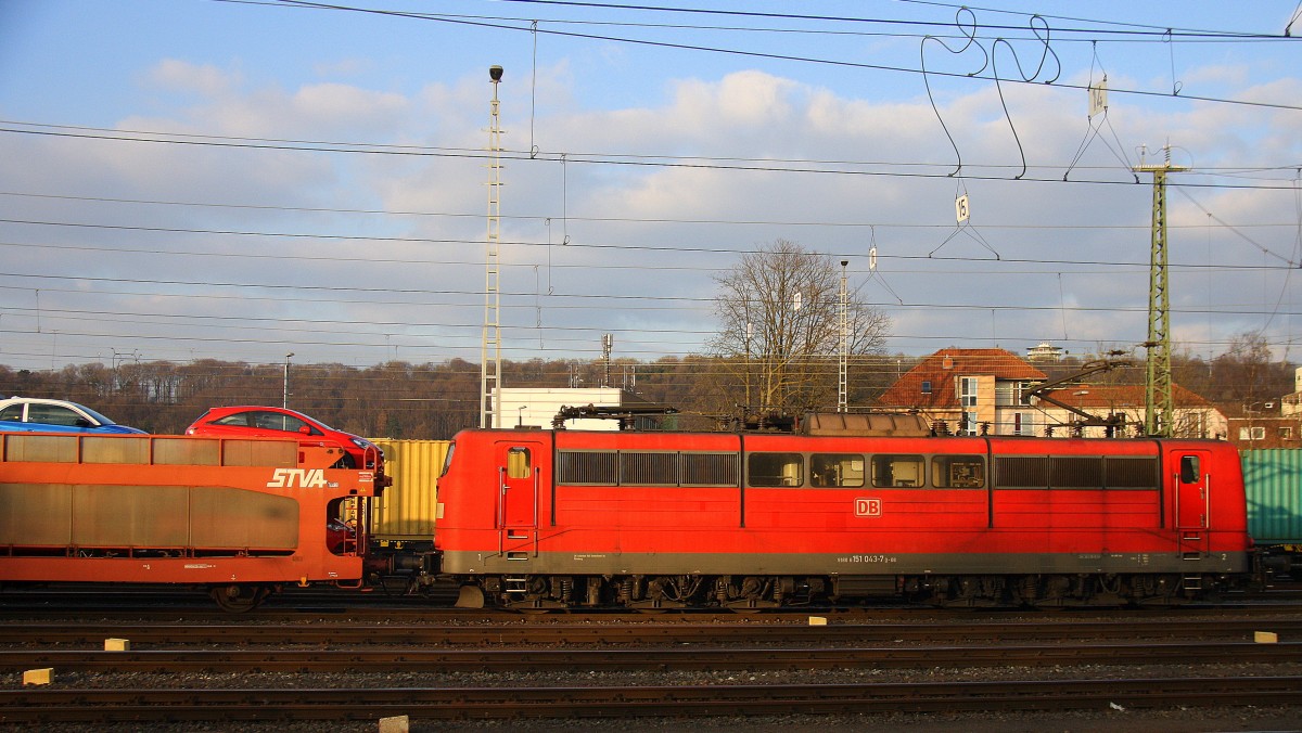151 043-7 DB steht in Aachen-West mit einem langen Autozug aus Polen nach Belgien.
Aufgenommen vom Bahnsteig in Aachen-West. 
Bei Sonne und Wolken am Nachmittag vom 13.3.2015.
