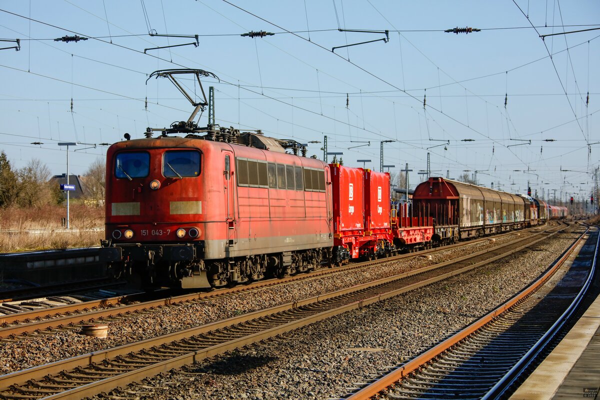 151 043-7 RP mit Güterzug in Neubeckum, Februar 2022.