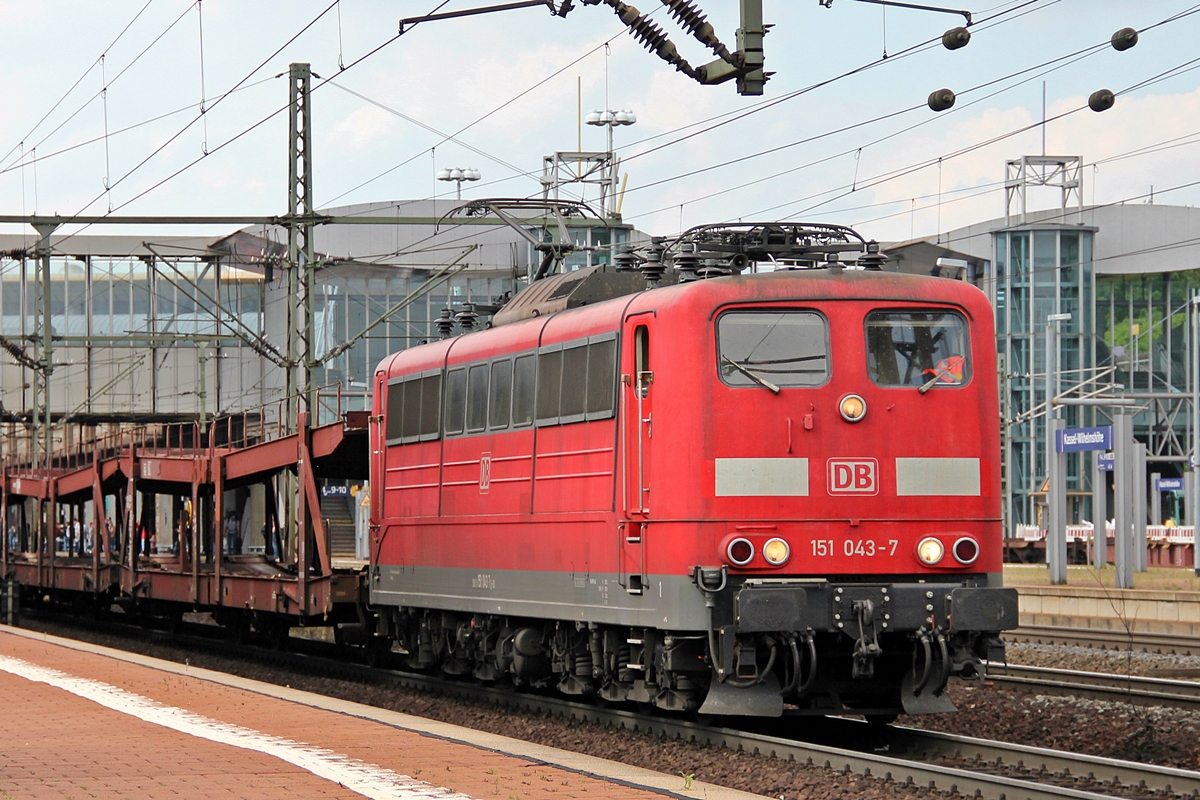 151 043 mit einem Leerzug Autotransportwagen unterwegs in südlicher Richtung. Kassel Wilhelmshöhe 25.06.2015
