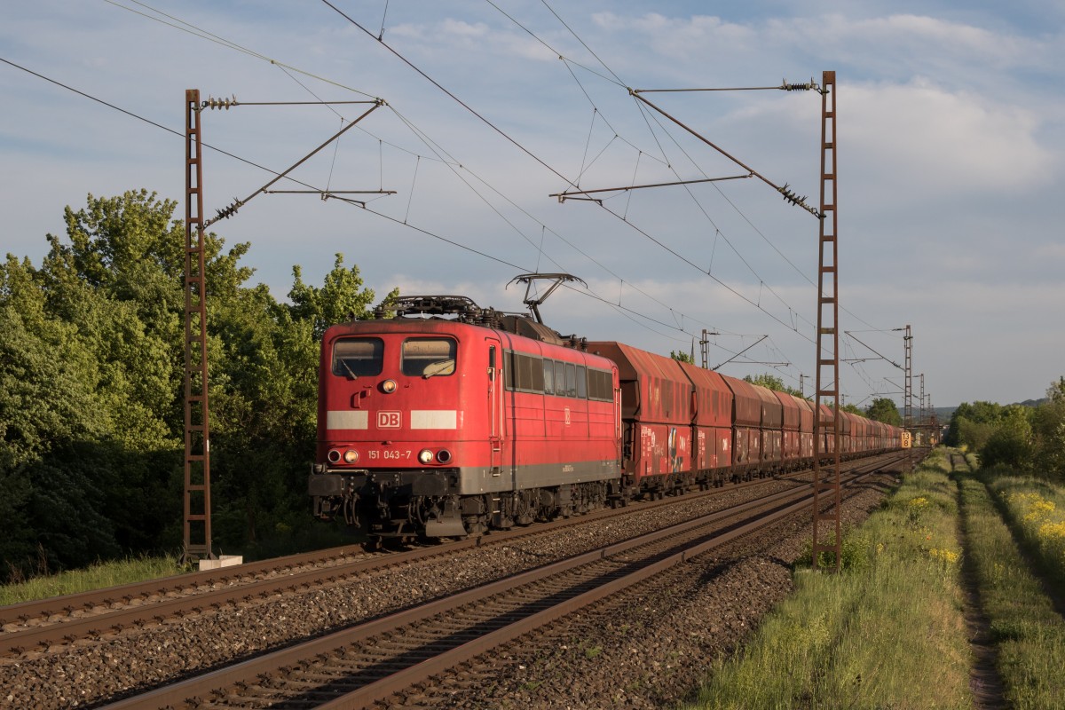 151 043 war am Abend des 15. Mai 2015 in Richtung Gemünden unterwegs, hier aufgenommen bei Thüngersheim.