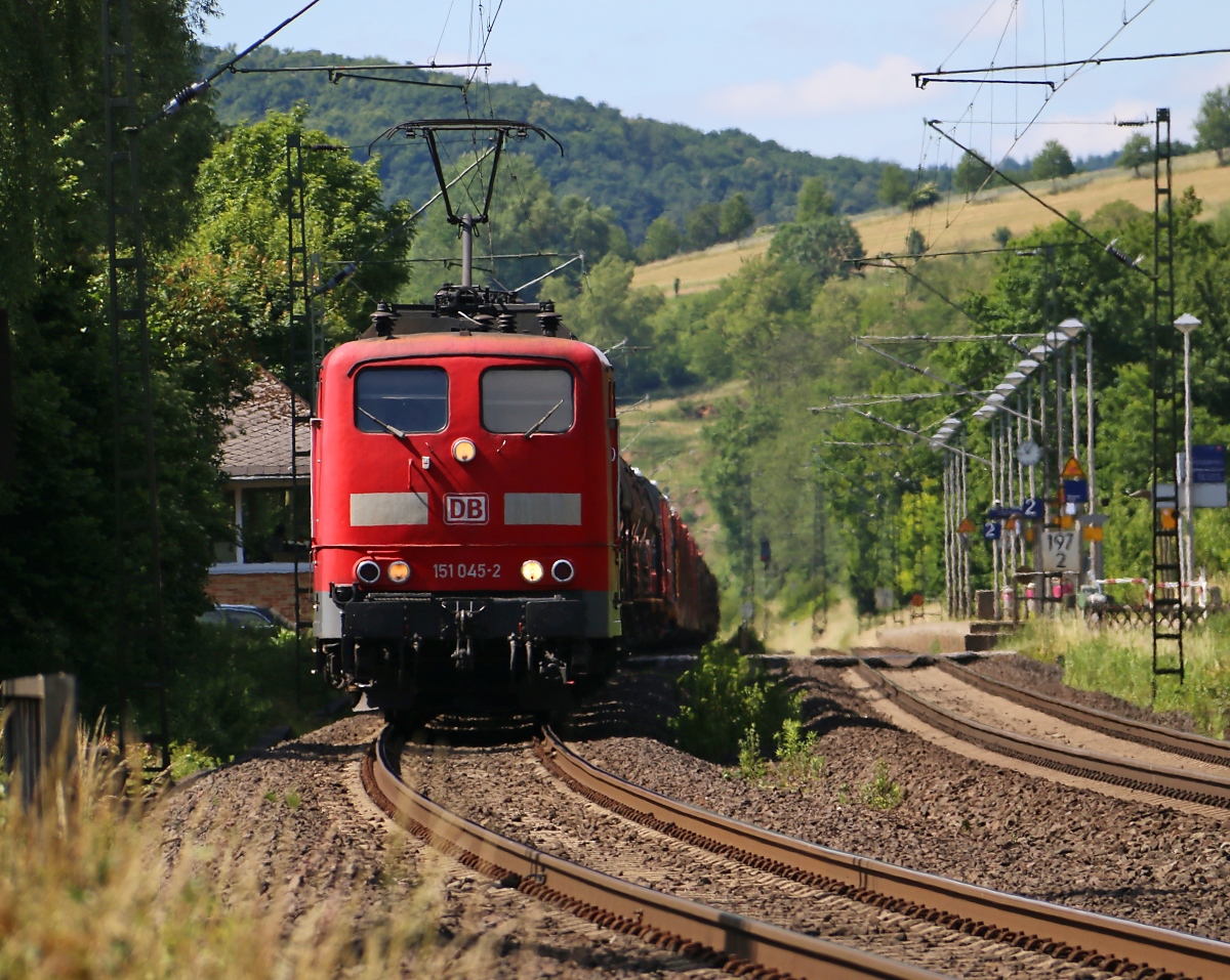 151 045-2 mit voll beladenem Autotransportzug in Fahrtrichtung Norden. Aufgenommen in Wehretal-Reichensachsen am 17.06.2015.