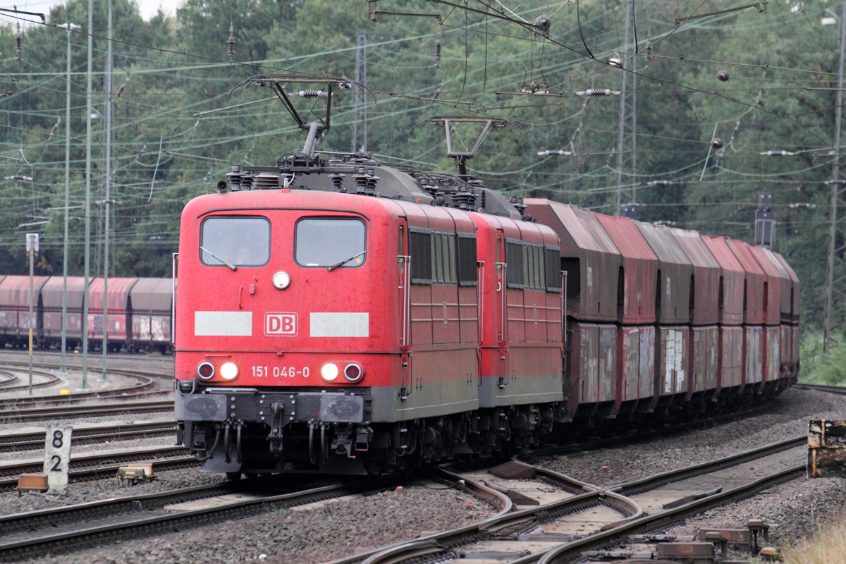 151 046-0 mit 151 069-2 in Duisburg-Entenfang 19.10.2016