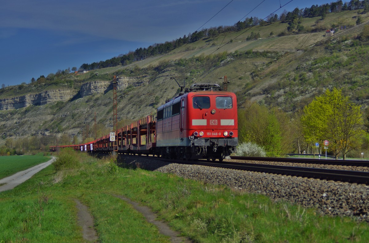 151 046-0 mit einen leeren Autozug Richtung Süden am 15.04.15 bei Thüngersheim unterwegs.