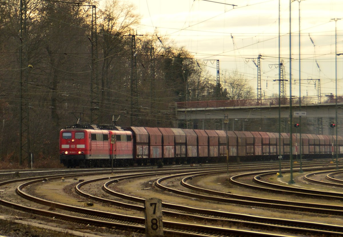 151 047-1 mit einer unbekannten Schwesterlok samt Selbstentladerwagen in Entenfang am
3.2.2017